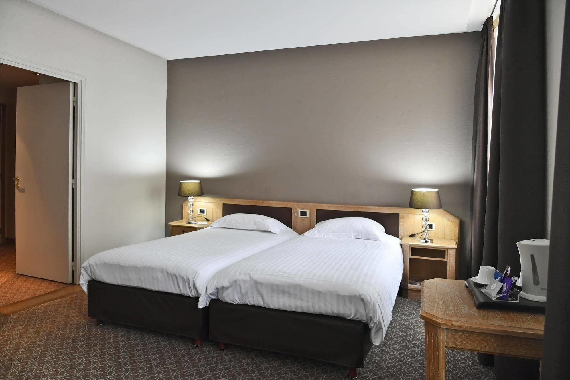 Le Grand Hotel Saint-Quentin  Buitenkant foto